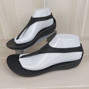 Crocs Serena Sexi Flip Womens Size 8 Black Thongs Flip Flops T-Strap Slingback
